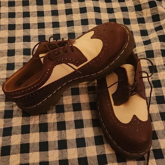 Vintage Doc Martin size 10 Mens Size 10 DOC MARTEN Brown Leather 90s BROGUES 6 Eyelets  main image 2